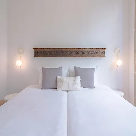 Charming Studio, Ideal For Smaller Groups Apartment *