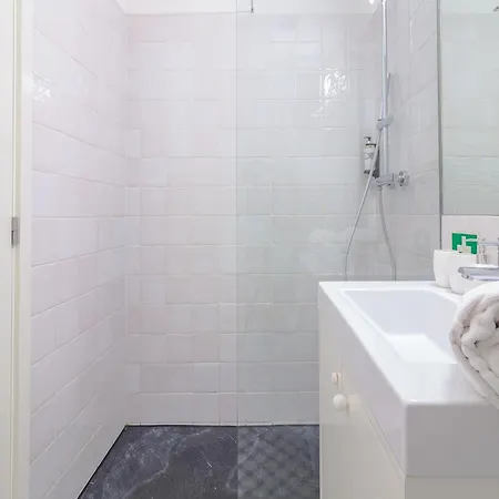 Charming Studio, Ideal For Smaller Groups Apartment
