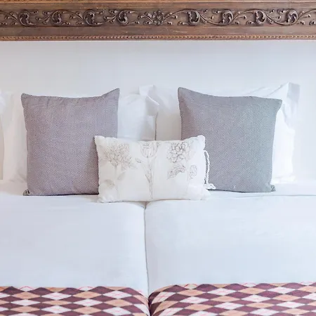 Charming Studio, Ideal For Smaller Groups Apartment *