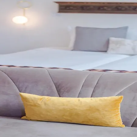 Charming Studio, Ideal For Smaller Groups *